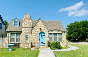 1 mile to Fort Sill! The CaroleBelle Cottage sleeps 8 with hottub,grills,firepit